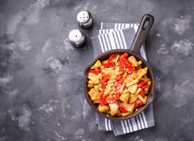 Tavuk ve biber domates soslu makarna