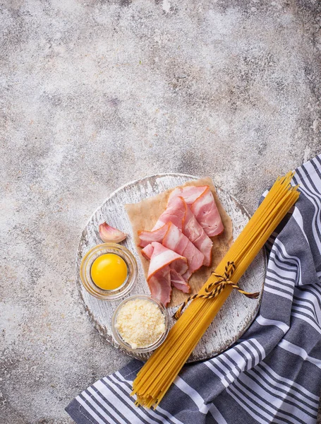 カルボナーラのパスタを料理の食材 — ストック写真