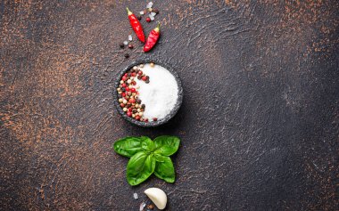 Otlar ve baharatlar. Fesleğen, tuz ve biber