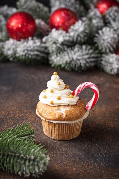 Christmas festive cupcake with  candy cane — Stock Photo, Image