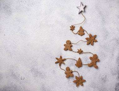 Gingerbread çerezleri ile kış Noel kompozisyon