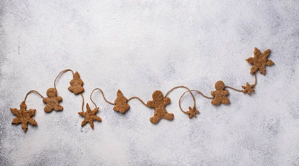 Composizione natalizia invernale con biscotti di pan di zenzero — Foto Stock