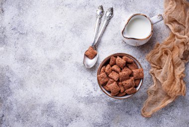 Mısır gevreği ışık arka plan üzerine kakao puffs