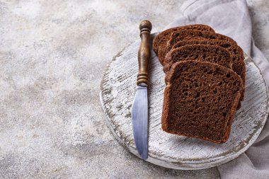 Taze çavdar ekmeği ışık arka plan üzerine dilimlenmiş.