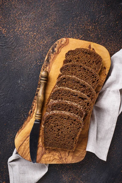 Pan de centeno fresco en rodajas sobre fondo oxidado —  Fotos de Stock