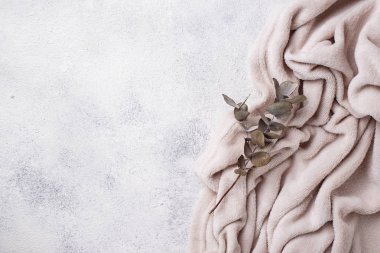 Gri bir battaniye açık renkli var