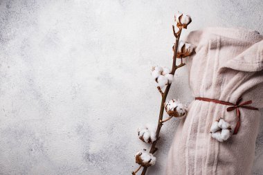 Pamuk şube ve açık renkli battaniye