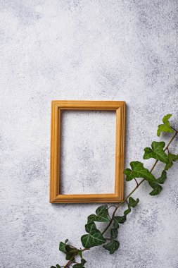 Açık renkli ahşap çerçeve