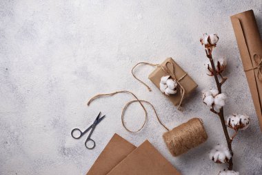 Hediye paketleme işlemi Kraft kağıt kutular.