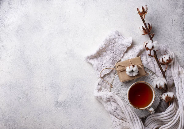 Pamuk şube ve çay ile kompozisyon — Stok fotoğraf