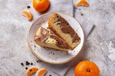 Ev yapımı mermer kek Çikolata ve turuncu