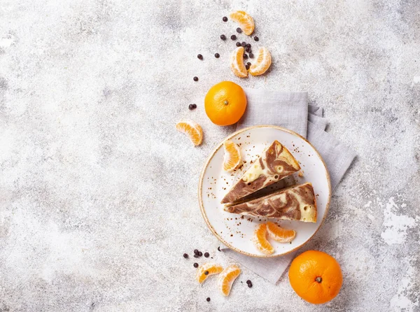 Bolo de mármore caseiro com chocolate e laranja — Fotografia de Stock