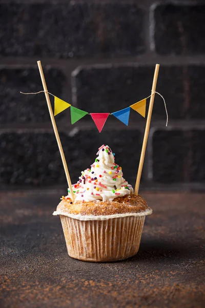 A krém és színes füzér Birthday cupcake — Stock Fotó