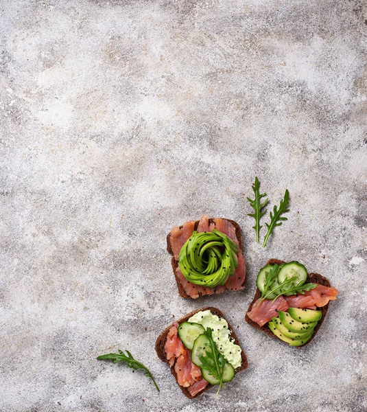 Avocado toast with salmon on rye bread — Stock Photo, Image