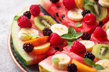 Meyve ve çilek karpuz pizza