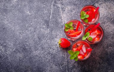 Yaz taze içki çilekli limonata