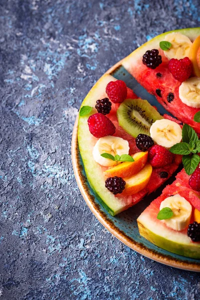 Pizza all'anguria con frutta e bacche — Foto Stock