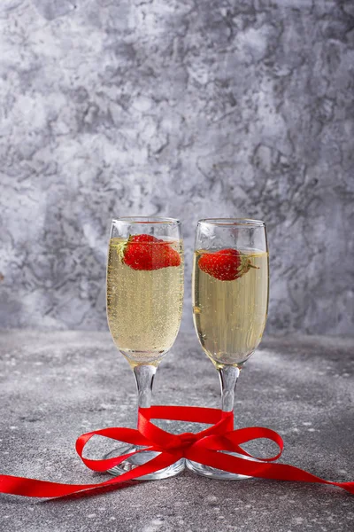 Valentijnsdag achtergrond. Champagne met aardbeien — Stockfoto