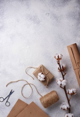 Hediye paketleme işlemi Kraft kağıt kutular.