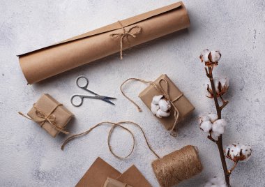 Hediye paketleme işlemi Kraft kağıt kutular.