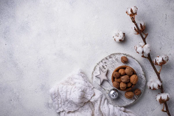 Pamuk şube ve çay kompozisyonu. Düz lay, Instagram stili