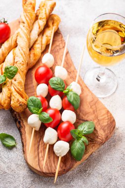 Caprese şiş ve grisini ekmek