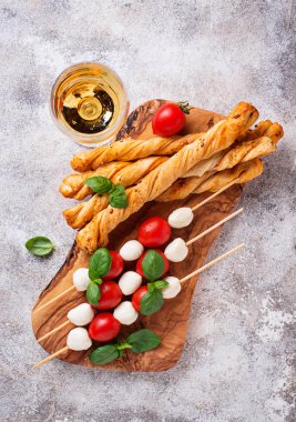 Caprese şiş ve grisini ekmek