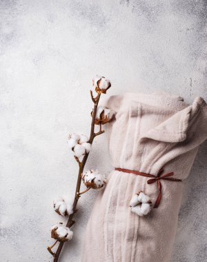 Pamuk şube ve açık renkli battaniye