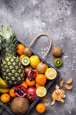 Taze tropikal meyve çeşitleri