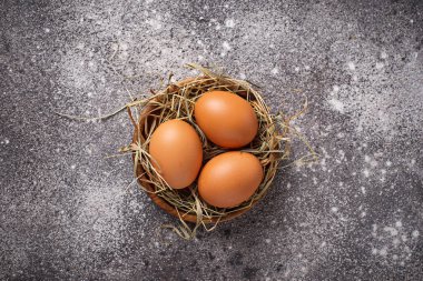 Kase taze çiğ kahverengi yumurta.