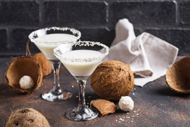 Hindistan cevizi martini veya Margarita. Alkollü kokteyl