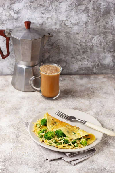 Keto Low-Carb-Omelett und kugelsicherer Kaffee — Stockfoto