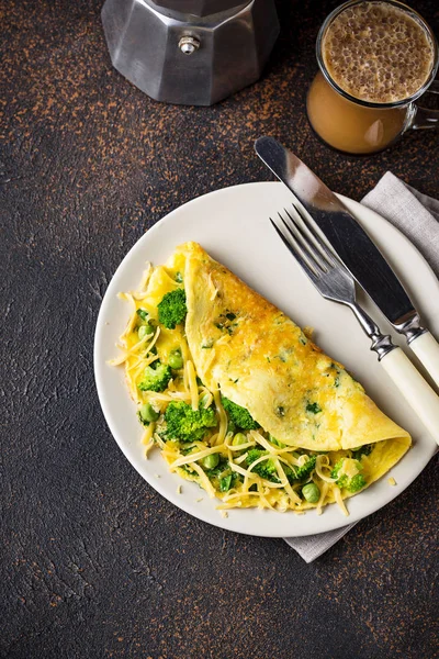 Omelette mit grünem Gemüse und Käse — Stockfoto