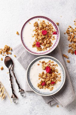 Granola yoğurt ve kurutulmuş frambuaz