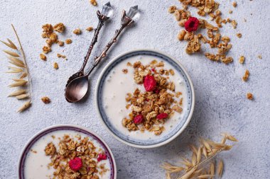 Granola yoğurt ve kurutulmuş frambuaz
