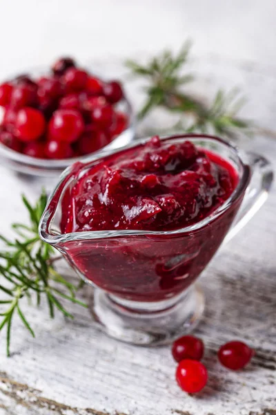 红莓酱配迷迭香和新鲜浆果 — 图库照片