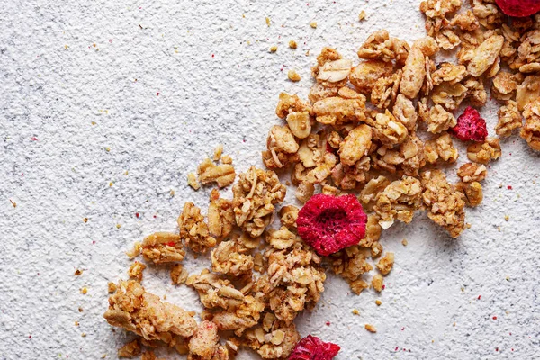 Kurutulmuş berry ile ev yapımı granola