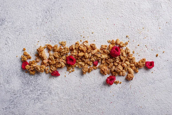 Kurutulmuş berry ile ev yapımı granola