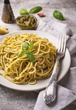 İtalyan spagetti makarna pesto sos ile