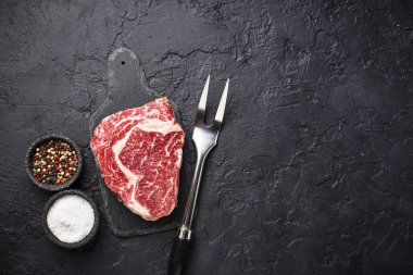 Ham mermer antrikot biftek ve baharatlar