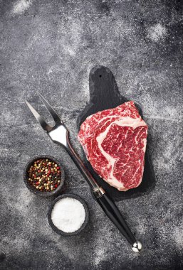 Ham mermer antrikot biftek. Taze et ve baharat. Üstten görünüm
