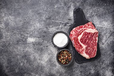 Ham mermer antrikot biftek ve baharatlar