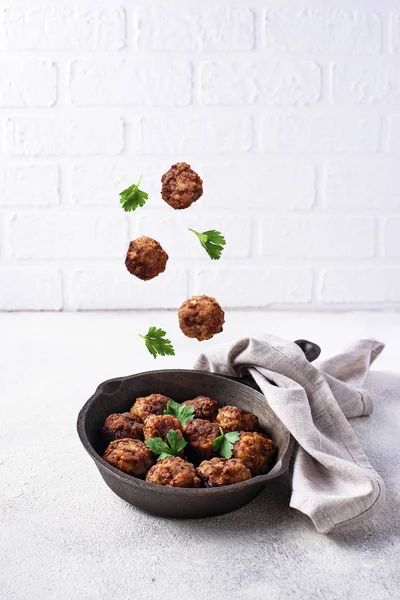 Albóndigas de ternera caseras en frypan — Foto de Stock