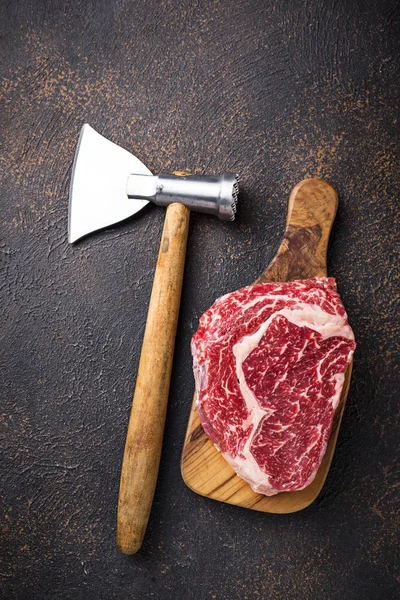 Ham mermer antrikot biftek ve kasap bıçağı