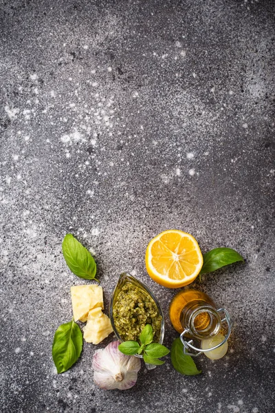 Ev yapımı geleneksel İtalyan pesto sos