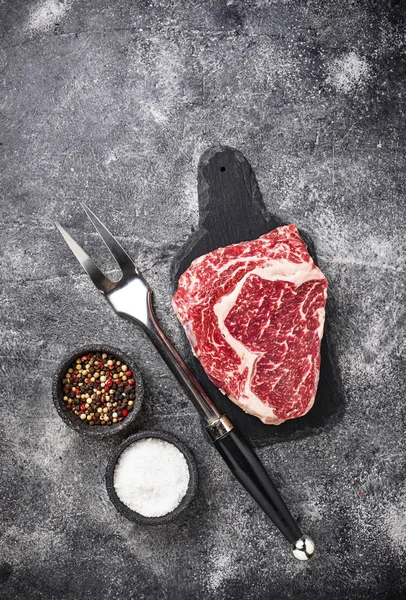 Ham mermer antrikot biftek. Taze et ve baharat. Üstten görünüm