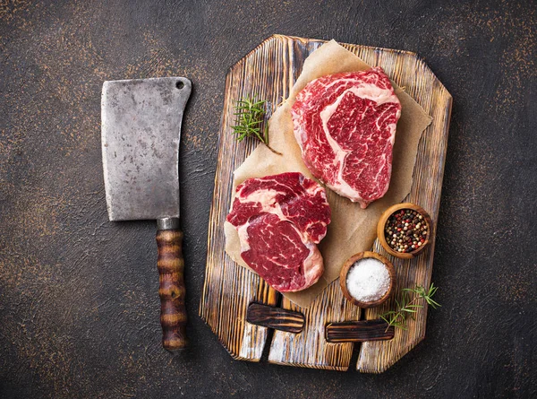 Filete crudo de costilla y cuchillo de carnicero — Foto de Stock