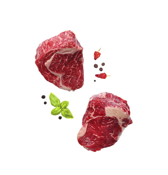 Beyaz izole ham mermer antrikot biftek — Stok fotoğraf