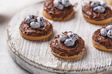 Paskalya tatlı kurabiye şeklinde yuva yumurta ile