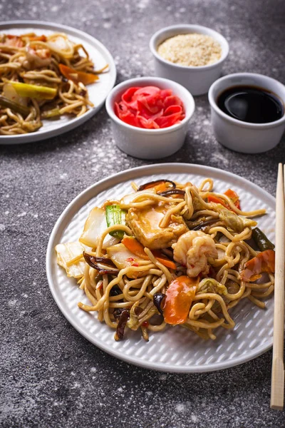 Asian noodles with shrimps and vegetables — Stock Photo, Image